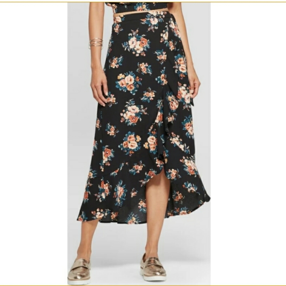 BNWT Hi Low Floral Skirt 💐